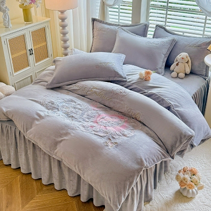 91家纺网 家纺一手货源 找家纺 漫布云2025秋冬新款全消光大版花卉平绣牛奶绒刺绣款四件套--绽放系列 绽放-豆沙红