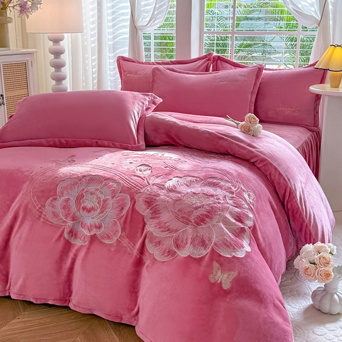 91家纺网 家纺一手货源 找家纺 漫布云2025秋冬新款全消光大版花卉平绣牛奶绒刺绣款四件套--绽放系列 绽放-豆沙红