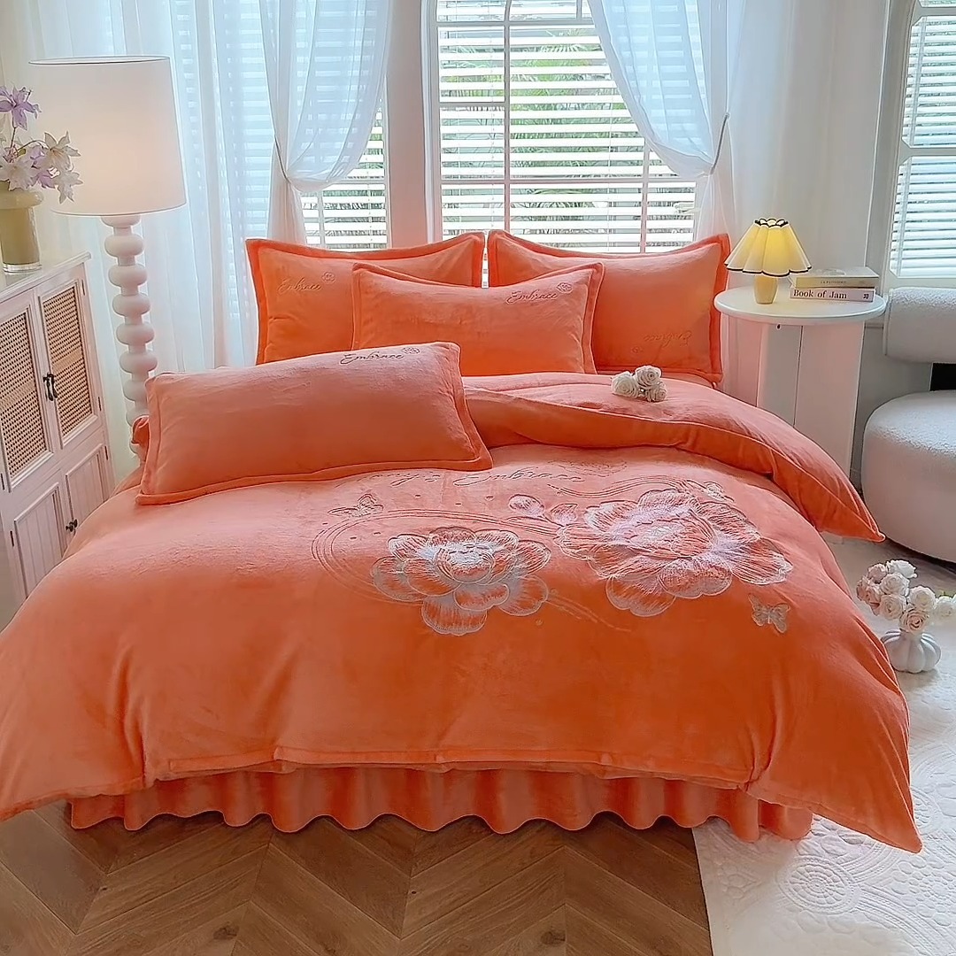 91家纺网 家纺一手货源 找家纺 漫布云2025秋冬新款全消光大版花卉平绣牛奶绒刺绣款四件套--绽放系列 绽放-艾玛橙