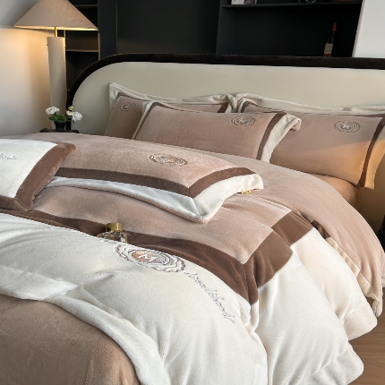 91家纺网 家纺一手货源 找家纺 （总）牛奶绒宝宝水晶绒法莱冰岛绒简约轻奢拼接刺绣保暖冬季保温四件套翩跹-柔黄