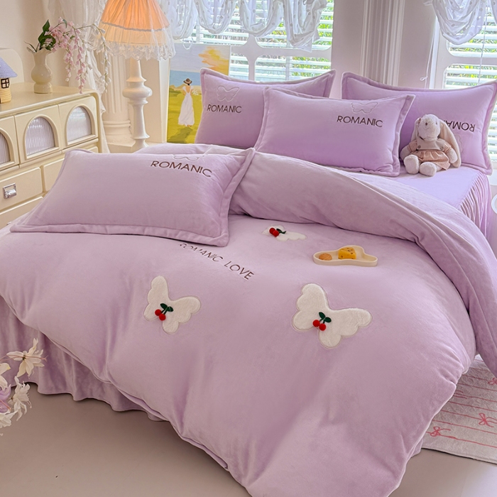 91家纺网 家纺一手货源 找家纺 漫布云 2025新款简约ins风A类全消光230g牛奶绒公主绒四件套床裙款被套系列 蝶影—梦幻紫 