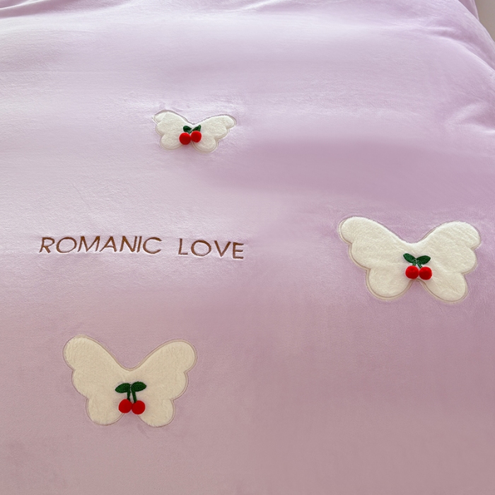 91家纺网 家纺一手货源 找家纺 漫布云 2025新款简约ins风A类全消光230g牛奶绒公主绒四件套床裙款被套系列 蝶影—梦幻紫 