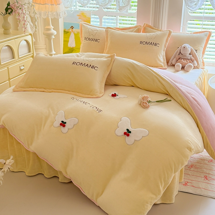 91家纺网 家纺一手货源 找家纺 漫布云 2025新款简约ins风A类全消光230g牛奶绒公主绒四件套床裙款被套系列  蝶影—嫩黄 