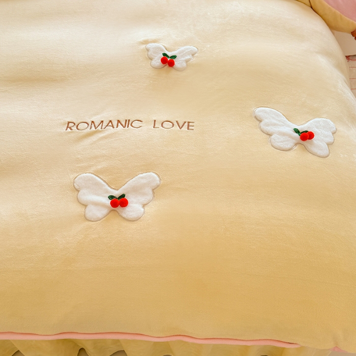 91家纺网 家纺一手货源 找家纺 漫布云 2025新款简约ins风A类全消光230g牛奶绒公主绒四件套床裙款被套系列  蝶影—嫩黄 