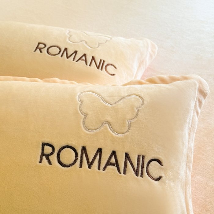 91家纺网 家纺一手货源 找家纺 漫布云 2025新款简约ins风A类全消光230g牛奶绒公主绒四件套床裙款被套系列  蝶影—嫩黄 