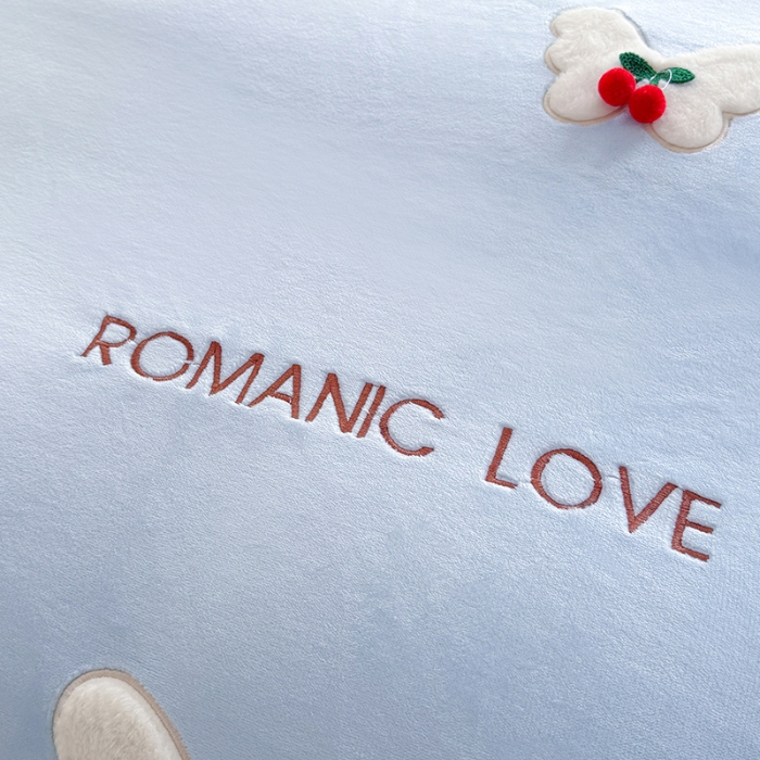 91家纺网 家纺一手货源 找家纺 漫布云 2025新款简约ins风A类全消光230g牛奶绒公主绒四件套床裙款被套系列 蝶影—婴儿蓝 