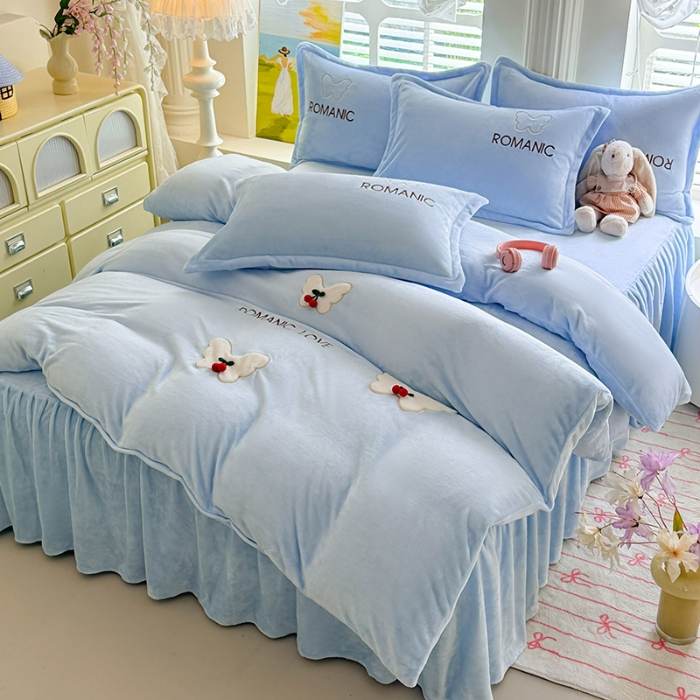 91家纺网 家纺一手货源 找家纺 漫布云 2025新款简约ins风A类全消光230g牛奶绒公主绒四件套床裙款被套系列 蝶影—婴儿蓝 