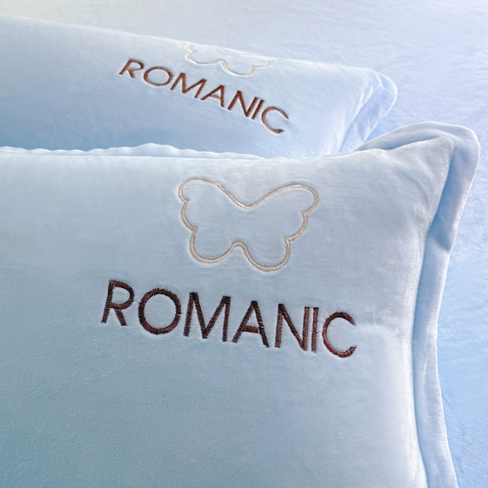 91家纺网 家纺一手货源 找家纺 漫布云 2025新款简约ins风A类全消光230g牛奶绒公主绒四件套床裙款被套系列 蝶影—婴儿蓝 