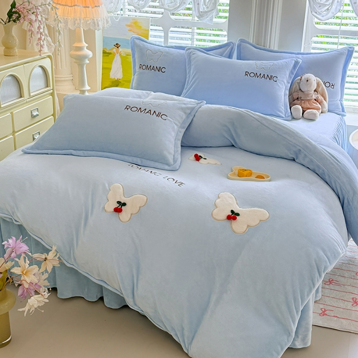 91家纺网 家纺一手货源 找家纺 漫布云 2025新款简约ins风A类全消光230g牛奶绒公主绒四件套床裙款被套系列 蝶影—婴儿蓝 