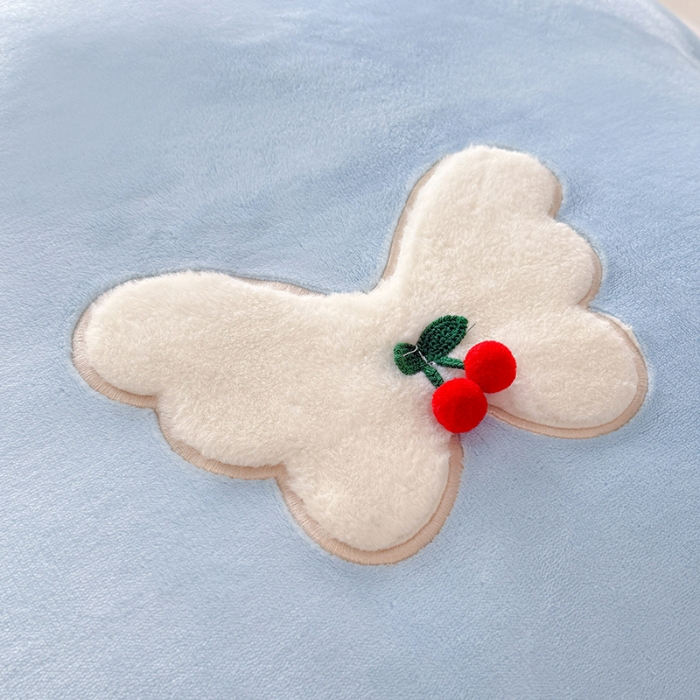 91家纺网 家纺一手货源 找家纺 漫布云 2025新款简约ins风A类全消光230g牛奶绒公主绒四件套床裙款被套系列 蝶影—婴儿蓝 