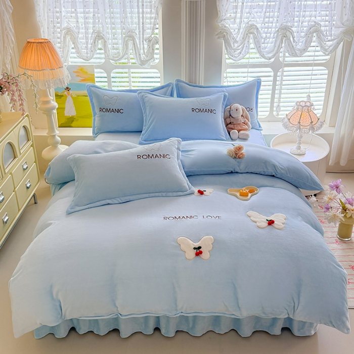 91家纺网 家纺一手货源 找家纺 漫布云 2025新款简约ins风A类全消光230g牛奶绒公主绒四件套床裙款被套系列 蝶影—婴儿蓝 