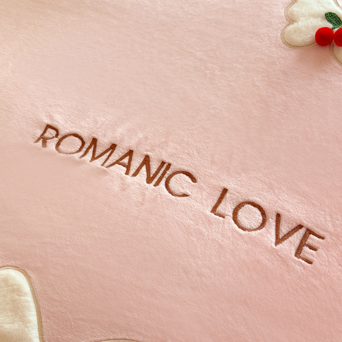 91家纺网 家纺一手货源 找家纺 漫布云 2025新款简约ins风A类全消光230g牛奶绒公主绒四件套床裙款被套系列 蝶影—樱花粉