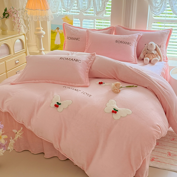 91家纺网 家纺一手货源 找家纺 漫布云 2025新款简约ins风A类全消光230g牛奶绒公主绒四件套床裙款被套系列 蝶影—樱花粉