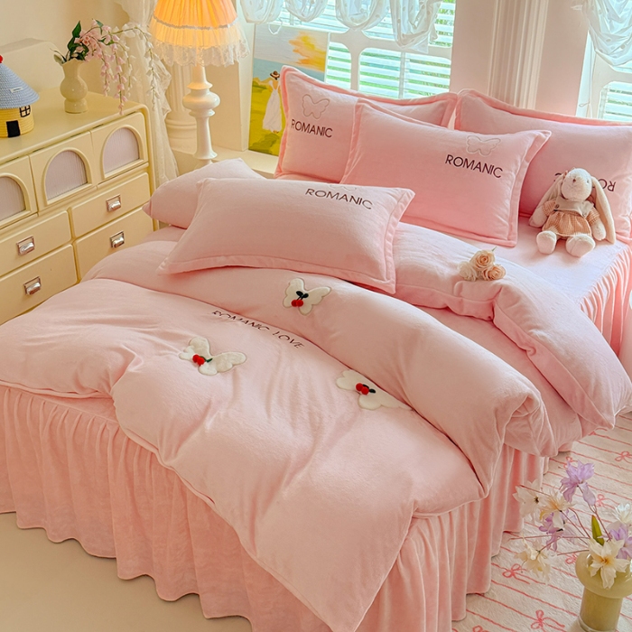 91家纺网 家纺一手货源 找家纺 漫布云 2025新款简约ins风A类全消光230g牛奶绒公主绒四件套床裙款被套系列 蝶影—樱花粉