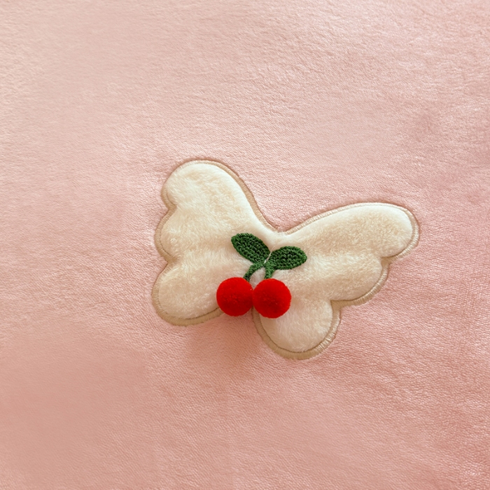 91家纺网 家纺一手货源 找家纺 漫布云 2025新款简约ins风A类全消光230g牛奶绒公主绒四件套床裙款被套系列 蝶影—樱花粉