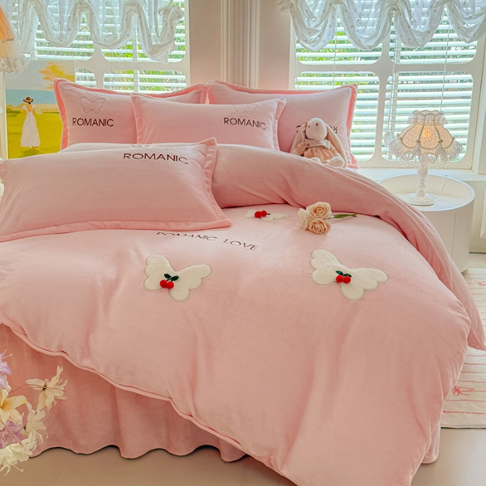 91家纺网 家纺一手货源 找家纺 漫布云 2025新款简约ins风A类全消光230g牛奶绒公主绒四件套床裙款被套系列 蝶影—樱花粉