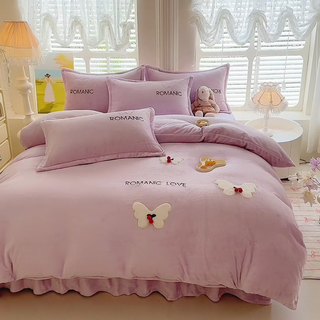 91家纺网 家纺一手货源 找家纺 漫布云 2025新款简约ins风A类全消光230g牛奶绒公主绒四件套床裙款被套系列 蝶影—梦幻紫 