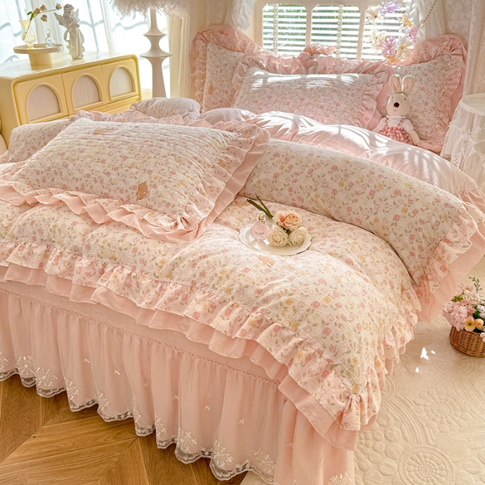 91家纺网 家纺一手货源 找家纺 苏米娜家纺2026春夏新款活性印花ins风小碎花软糯皱皱棉床盖款四件套全棉纯棉花边款被套 莫奈-粉 