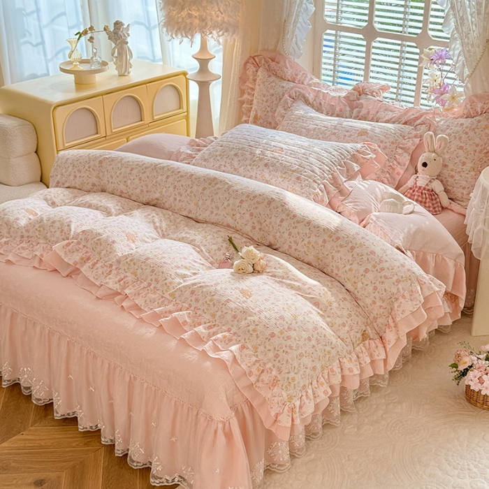 91家纺网 家纺一手货源 找家纺 苏米娜家纺2026春夏新款活性印花ins风小碎花软糯皱皱棉床盖款四件套全棉纯棉花边款被套 莫奈-粉 