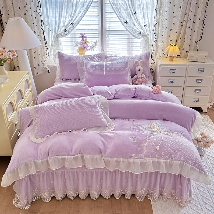 91家纺网 家纺一手货源 找家纺 （总）苏米娜2025秋冬新款11斤230g全消光牛奶绒夹棉床盖款四件套纯色蕾丝花边刺绣床裙款床盖