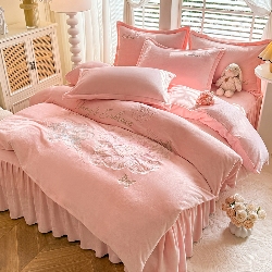 91家纺网 家纺一手货源 找家纺 （总）漫布云2025秋冬新款全消光大版花卉平绣牛奶绒刺绣款四件套--绽放系列,绽放-艾玛橙 ,绽放-豆沙红 ,绽放-高级灰,绽放-梦幻紫 ,绽放-婴儿蓝 ,绽放-樱花粉