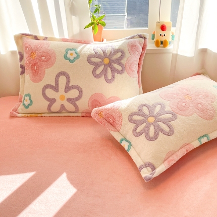 91家纺网 家纺一手货源 找家纺 （总）2025新款 卡通雪花绒枕套牛奶绒枕套