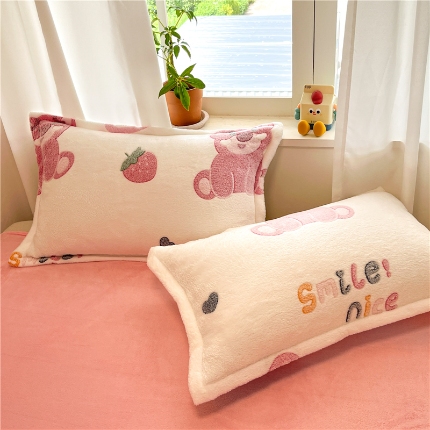 91家纺网 家纺一手货源 找家纺 （总）2025新款 卡通雪花绒枕套牛奶绒枕套