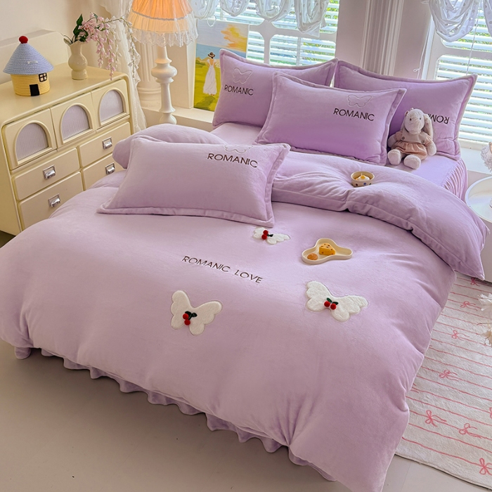 91家纺网 家纺一手货源 找家纺 漫布云 2025新款简约ins风A类全消光230g牛奶绒公主绒四件套床裙款被套系列 蝶影—梦幻紫  