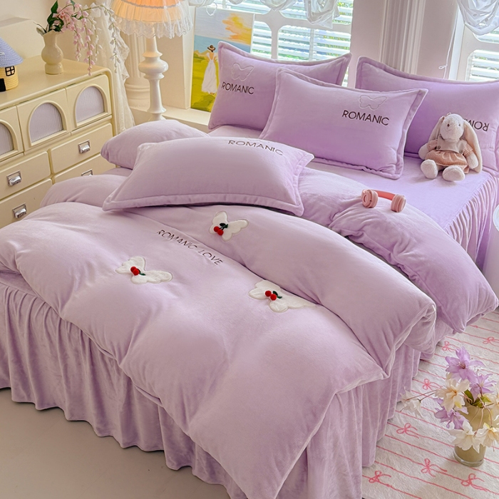 91家纺网 家纺一手货源 找家纺 漫布云 2025新款简约ins风A类全消光230g牛奶绒公主绒四件套床裙款被套系列 蝶影—梦幻紫  