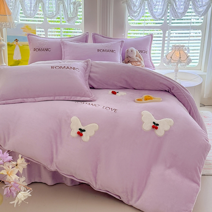 91家纺网 家纺一手货源 找家纺 漫布云 2025新款简约ins风A类全消光230g牛奶绒公主绒四件套床裙款被套系列 蝶影—梦幻紫  