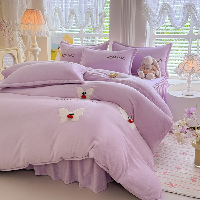 91家纺网 家纺一手货源 找家纺 漫布云 2025新款简约ins风A类全消光230g牛奶绒公主绒四件套床裙款被套系列 蝶影—梦幻紫  