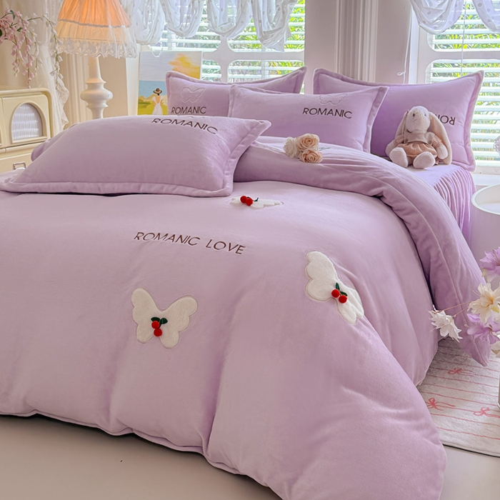 91家纺网 家纺一手货源 找家纺 漫布云 2025新款简约ins风A类全消光230g牛奶绒公主绒四件套床裙款被套系列 蝶影—梦幻紫  