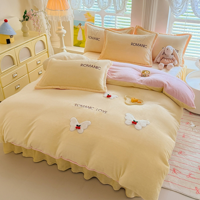 91家纺网 家纺一手货源 找家纺 漫布云 2025新款简约ins风A类全消光230g牛奶绒公主绒四件套床裙款被套系列 蝶影—嫩黄 