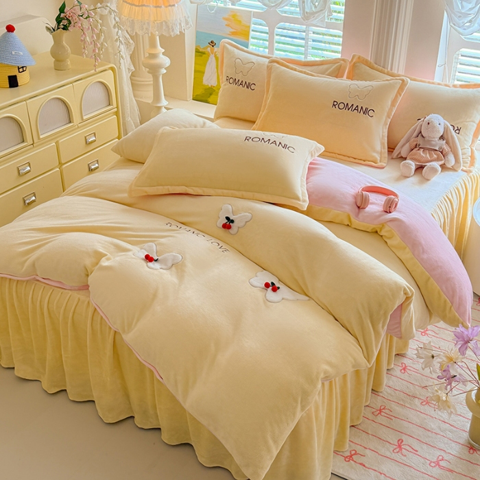 91家纺网 家纺一手货源 找家纺 漫布云 2025新款简约ins风A类全消光230g牛奶绒公主绒四件套床裙款被套系列 蝶影—嫩黄 