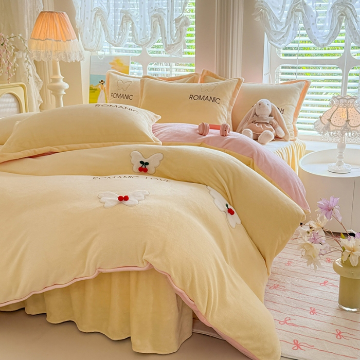 91家纺网 家纺一手货源 找家纺 漫布云 2025新款简约ins风A类全消光230g牛奶绒公主绒四件套床裙款被套系列 蝶影—嫩黄 