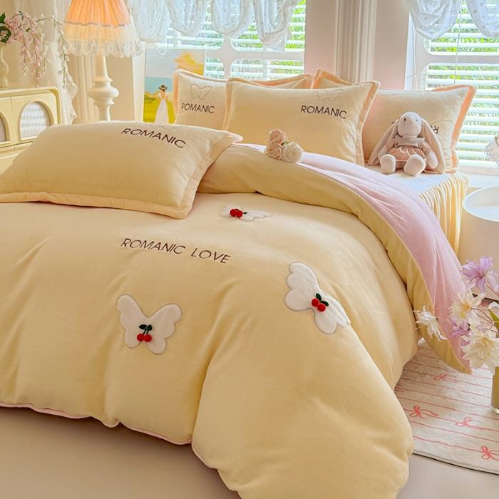 91家纺网 家纺一手货源 找家纺 漫布云 2025新款简约ins风A类全消光230g牛奶绒公主绒四件套床裙款被套系列 蝶影—嫩黄 