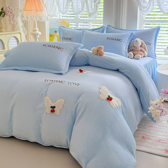 91家纺网 家纺一手货源 找家纺 漫布云 2025新款简约ins风A类全消光230g牛奶绒公主绒四件套床裙款被套系列 蝶影—婴儿蓝