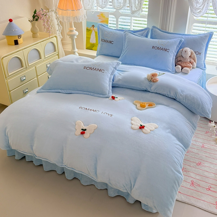 91家纺网 家纺一手货源 找家纺 漫布云 2025新款简约ins风A类全消光230g牛奶绒公主绒四件套床裙款被套系列 蝶影—婴儿蓝