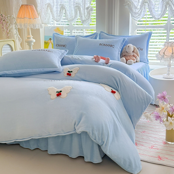 91家纺网 家纺一手货源 找家纺 漫布云 2025新款简约ins风A类全消光230g牛奶绒公主绒四件套床裙款被套系列 蝶影—婴儿蓝