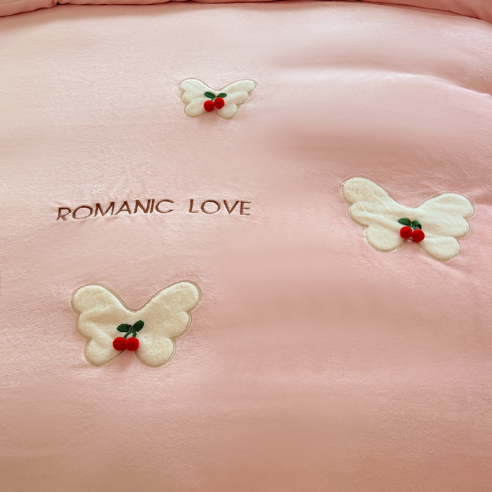 91家纺网 家纺一手货源 找家纺 漫布云 2025新款简约ins风A类全消光230g牛奶绒公主绒四件套床裙款被套系列  蝶影—樱花粉