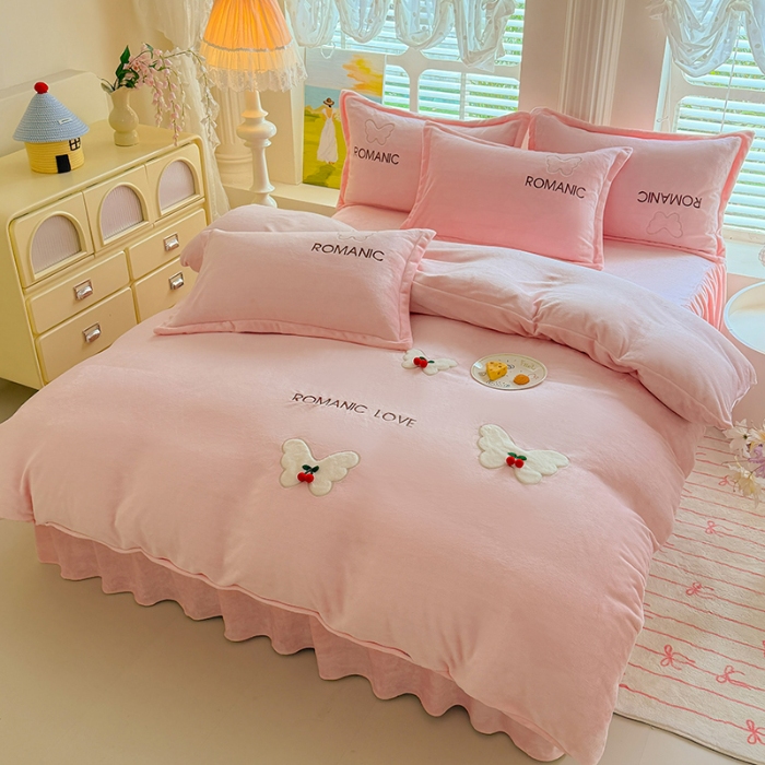 91家纺网 家纺一手货源 找家纺 漫布云 2025新款简约ins风A类全消光230g牛奶绒公主绒四件套床裙款被套系列  蝶影—樱花粉