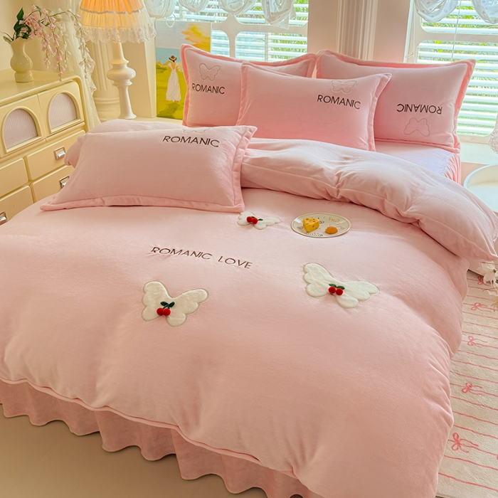 91家纺网 家纺一手货源 找家纺 漫布云 2025新款简约ins风A类全消光230g牛奶绒公主绒四件套床裙款被套系列  蝶影—樱花粉