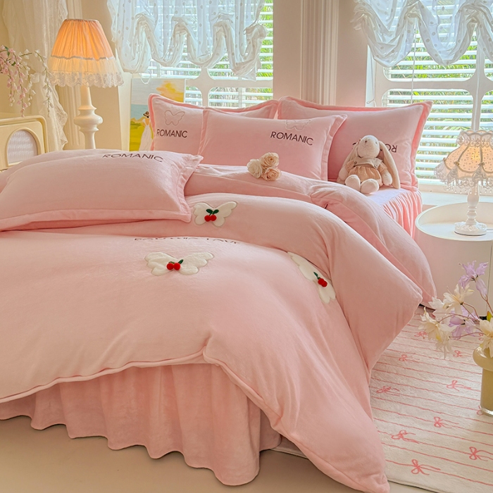 91家纺网 家纺一手货源 找家纺 漫布云 2025新款简约ins风A类全消光230g牛奶绒公主绒四件套床裙款被套系列  蝶影—樱花粉