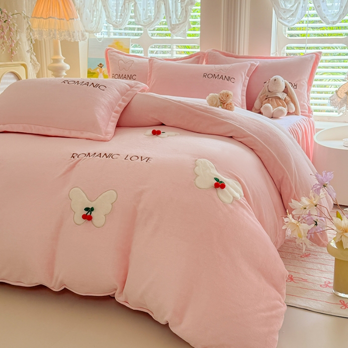 91家纺网 家纺一手货源 找家纺 漫布云 2025新款简约ins风A类全消光230g牛奶绒公主绒四件套床裙款被套系列  蝶影—樱花粉