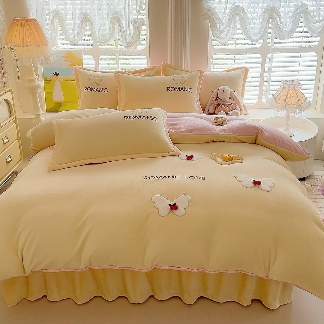 91家纺网 家纺一手货源 找家纺 漫布云 2025新款简约ins风A类全消光230g牛奶绒公主绒四件套床裙款被套系列 蝶影—嫩黄 