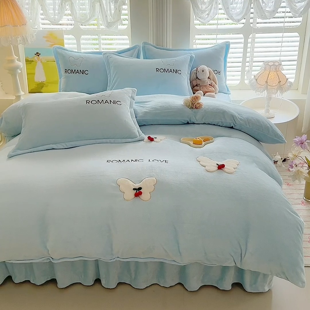 91家纺网 家纺一手货源 找家纺 漫布云 2025新款简约ins风A类全消光230g牛奶绒公主绒四件套床裙款被套系列 蝶影—婴儿蓝