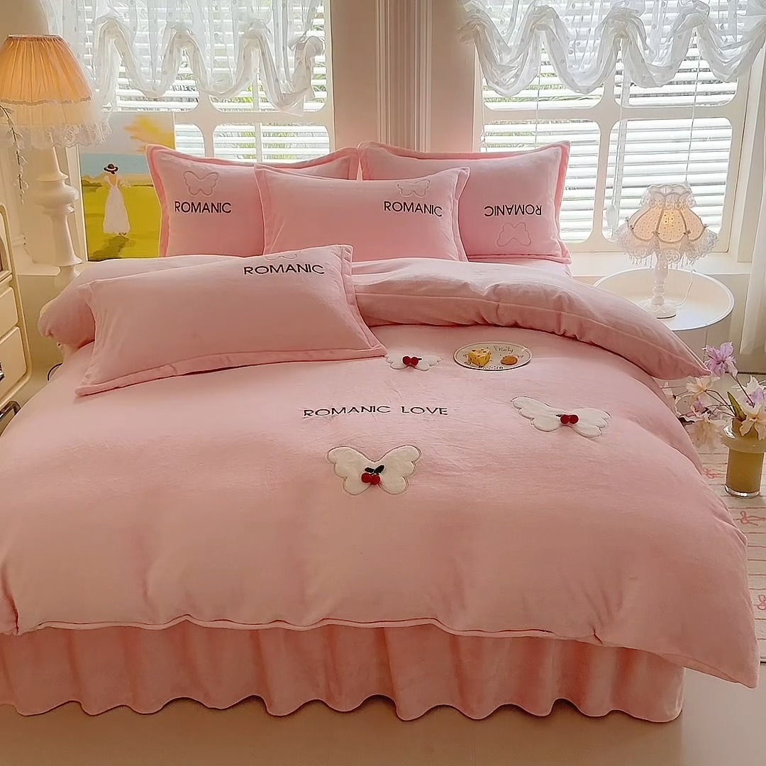 91家纺网 家纺一手货源 找家纺 漫布云 2025新款简约ins风A类全消光230g牛奶绒公主绒四件套床裙款被套系列  蝶影—樱花粉