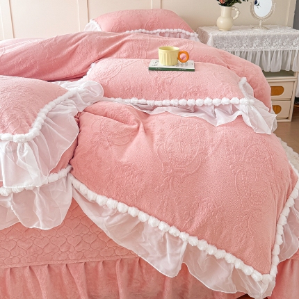 91家纺网 家纺一手货源 找家纺 （总）佰诗特 230克全消光牛奶绒法式夹棉床盖四件套 立体浮雕雕花绒兔毛绒毛球加棉加厚保暖三四件套