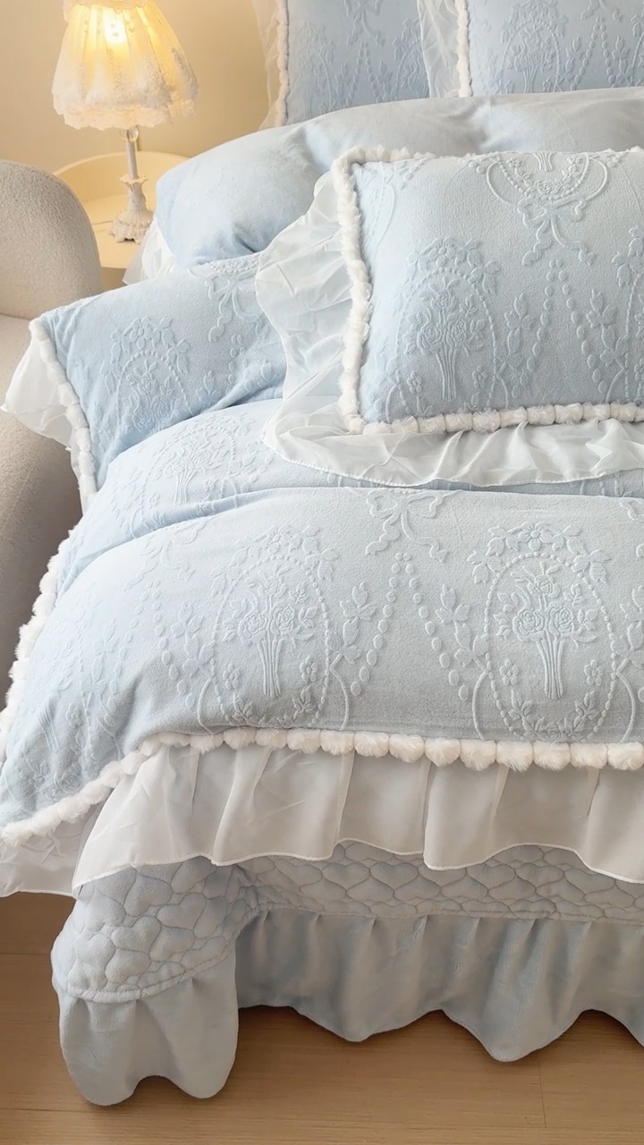91家纺网 家纺一手货源 找家纺 （总）佰诗特 230克全消光牛奶绒法式夹棉床盖四件套 立体浮雕雕花绒兔毛绒毛球加棉加厚保暖三四件套