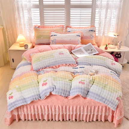 91家纺网 家纺一手货源 找家纺 （总）三友家纺 直播爆款重工蕾丝牛奶绒花边床盖三/四件套